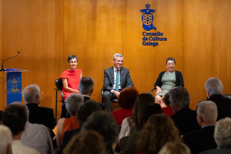 Dolores Vilavedra toma posesión como presidenta do CCG co compromiso de «combater a desinformación e a banalidade»