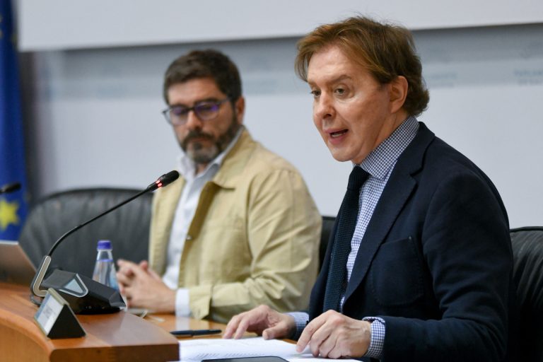 PSOE y BNG exigen concretar el retorno de viajes institucionales y la Xunta defiende el impacto económico