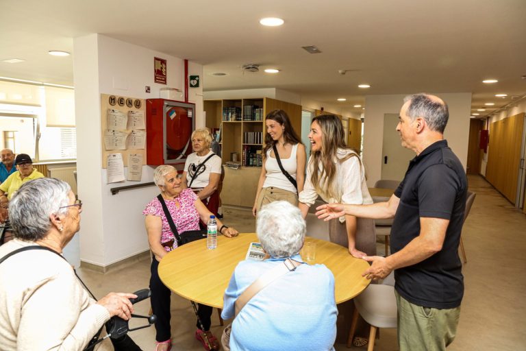 Política Social pone en valor el Carné +65 y la Tarjeta Bienvenidas por ser «referentes» de apoyo a familias y mayores