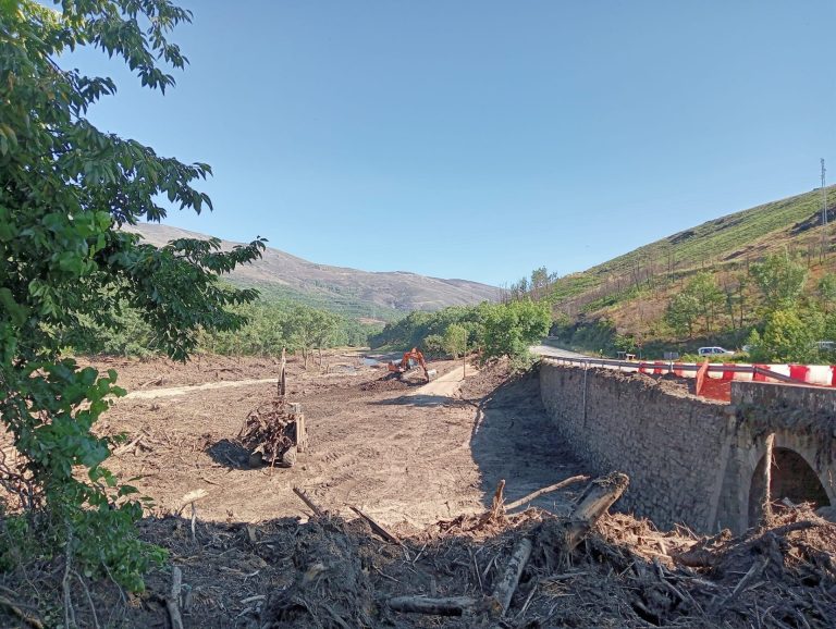 Concluirán en los próximos días los trabajos de retirada de material arrastrado por la riada en Viana do Bolo
