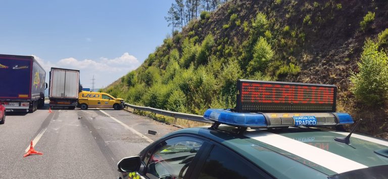 Sucesos.- Un accidente entre un camión y un convoy de transporte especial obliga a cortar la A-52 en Ribadavia (Ourense)