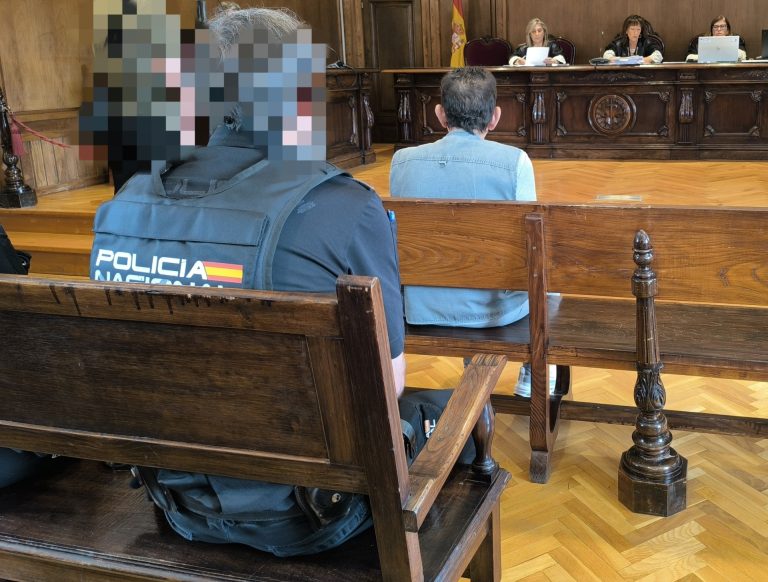 Fiscal eleva a 17 años la petición de cárcel para el hombre que intentó matar a su ex en Vigo y él repite: «No la toqué»