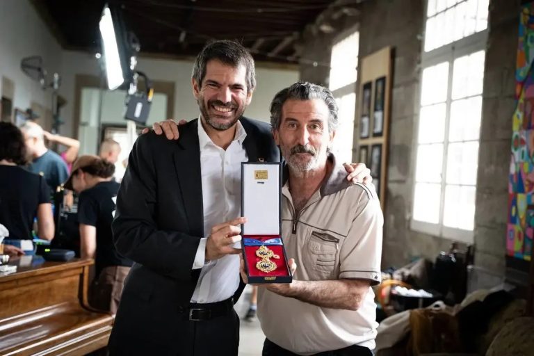 Urtasun entrega a Luis Zahera la Medalla de Oro de las Bellas Artes durante el rodaje de la serie ‘Animal’ en Santiago