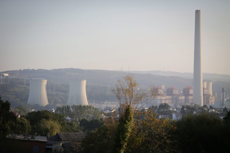 Pleno.-La Xunta defiende que la demolición de torres refrigeradoras de As Pontes «no es improvisada» y cumple normativa