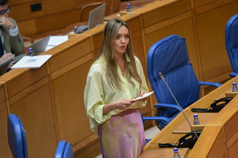Pleno.- La Xunta compromete que aumentará recursos para dependencia en los presupuestos de 2027