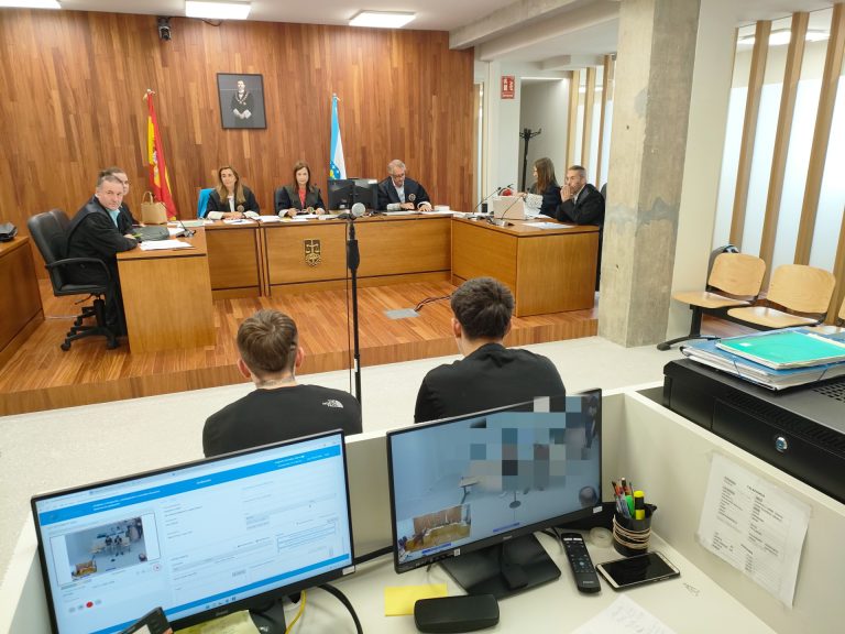 Primera condena por aporofobia en Vigo: prisión y multa para dos jóvenes por agredir y humillar a una persona sin hogar