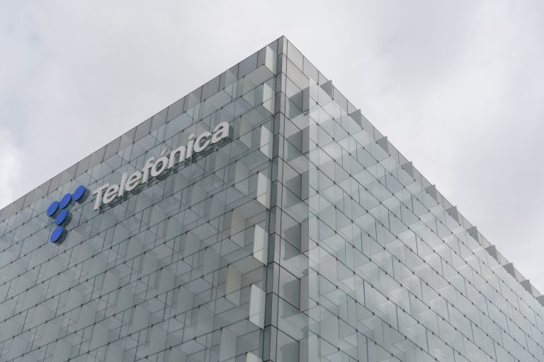 Telefónica y Amper actualizan las redes de comunicaciones críticas en diez aeropuertos de Aena, uno de ellos A Coruña