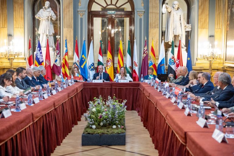Los parlamentos autonómicos comenzarán a usar la IA para ordenar datos parlamentarios y analizar información legislativa