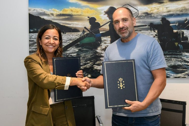 Pesca.- Mar y cofradía de Pontedeume sellan el convenio por 400.000 euros para la recuperación del marisqueo