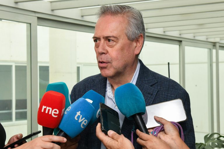 El conselleiro de Sanidade, tras declaraciones de Feijóo, asegura que «no son apropiadas» comparaciones con el cáncer
