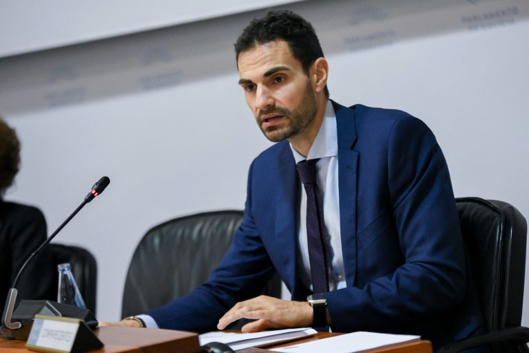 El director de Minas defiende que el nuevo proyecto para Touro «supera» y «es mejor» que el anterior