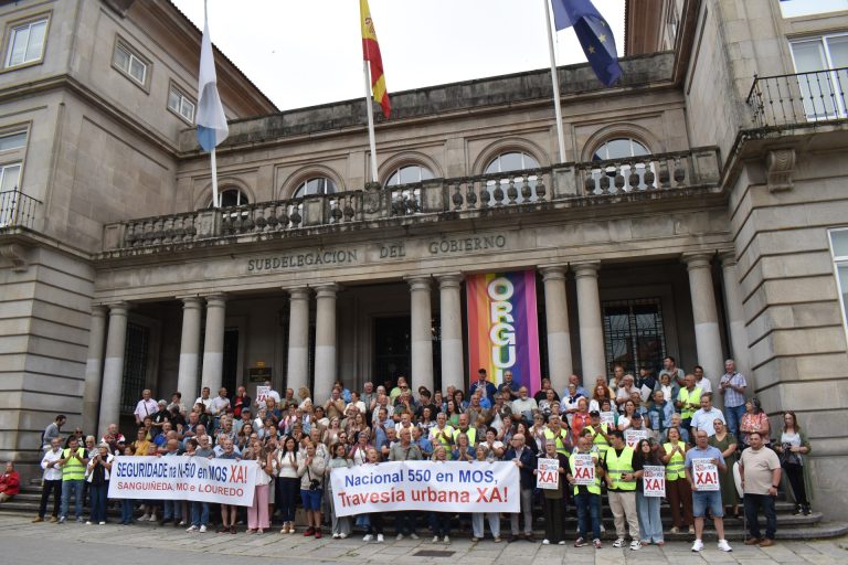 Vecinos de Mos con la alcaldesa al frente protestan por la N-550 y Losada ve «manipulación» y «populismo» de la regidora
