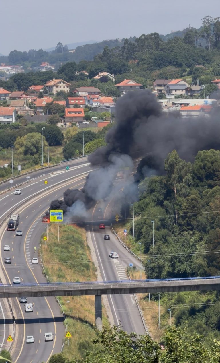 Arde un vehículo mientras circulaba por la VG-20, en Vigo