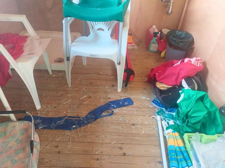 Sucesos.- Cierran una playa de Valdoviño por el robo de material de protección y comunicación del puesto de salvamento