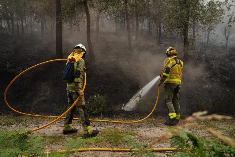 Rural.- Los incendios de Vimianzo y Laxe (A Coruña) se unen y forman uno único que calcina 165 hectáreas