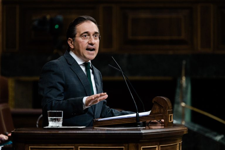 Albares anuncia la llegada este lunes a España de un nuevo avión procedente de Venezuela con 22 españoles repatriados