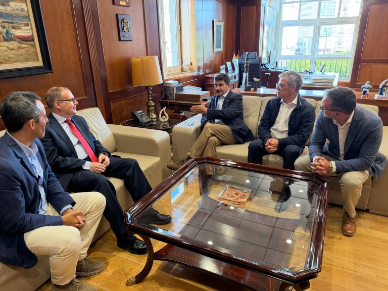 Blanco agradece a los excapitanes marítimos de A Coruña y Vilagarcía de Arousa su «dedicación» y les desea «suerte»