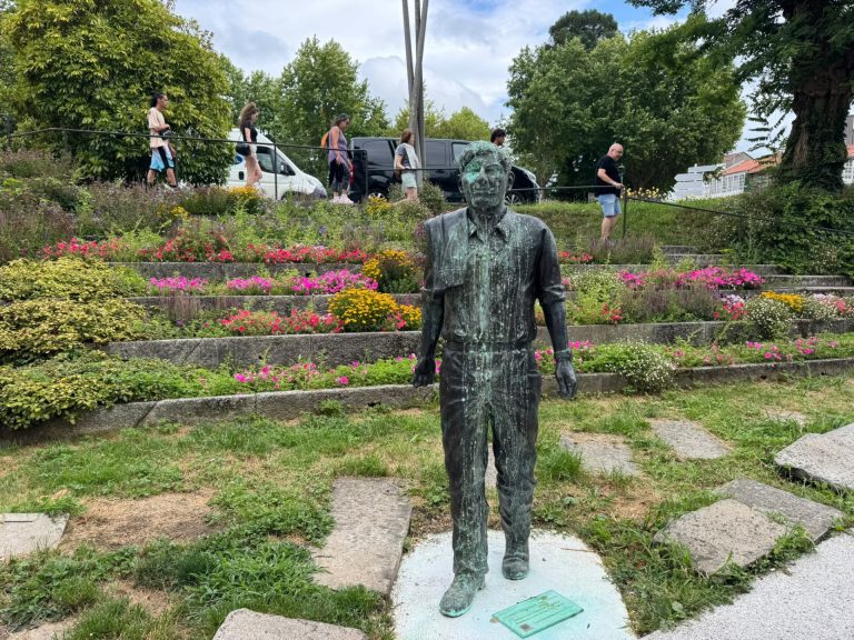 Vuelve a aparecer vandalizada la estatua de Moncho Reboiras en Santiago