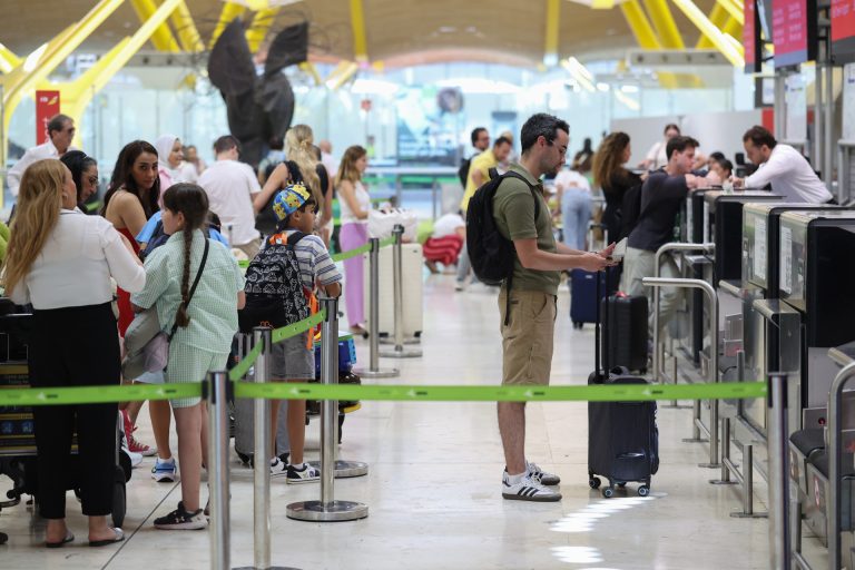 Facua critica el apoyo de europarlamentarios españoles a la reforma que no garantiza maleta gratis en cabina