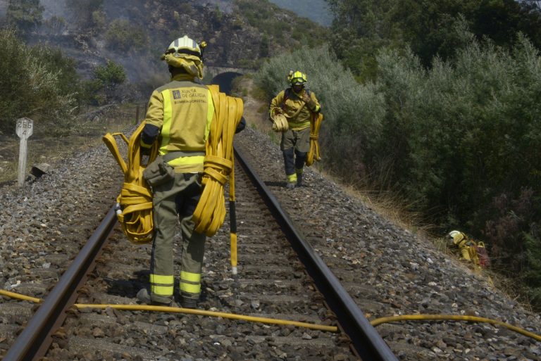 Restablecida la circulación ferroviaria entre Ourense y O Irixo tras los incendios provocados por el paso de un tren