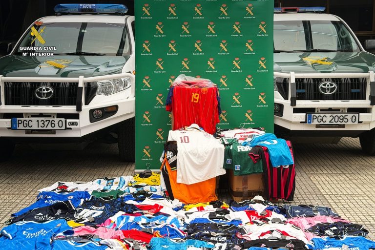 Intervenidas más de un millar de camisetas de fútbol falsificadas en una operación con cuatro investigados en Galicia