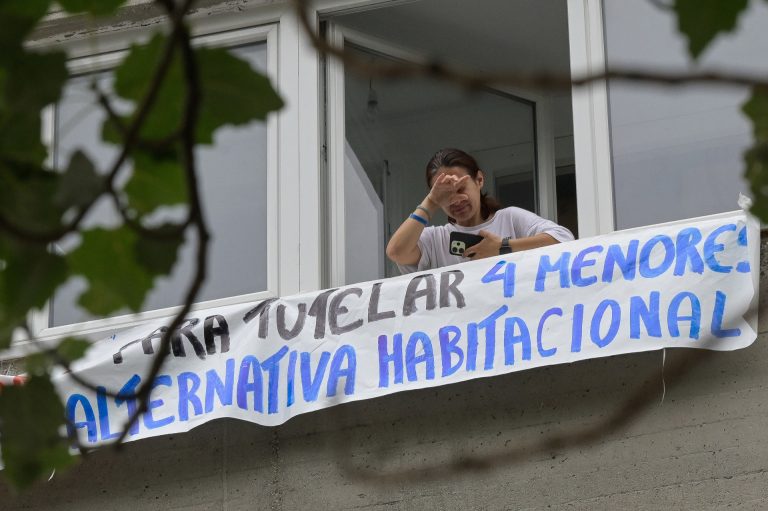 Entregan una vivienda a la madre ucraniana con cuatro hijos a la que aplazaron un desahucio en A Coruña