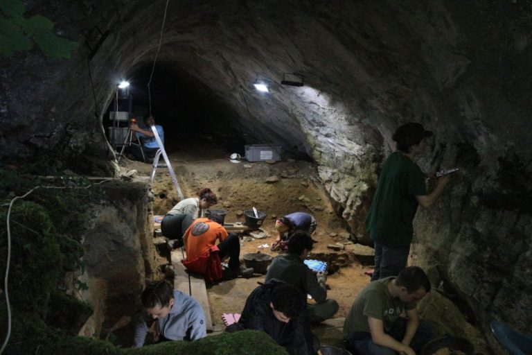 Un estudio en Cova Eirós muestra que las sierras orientales gallegas eran refugio climático para neandertales y sapiens