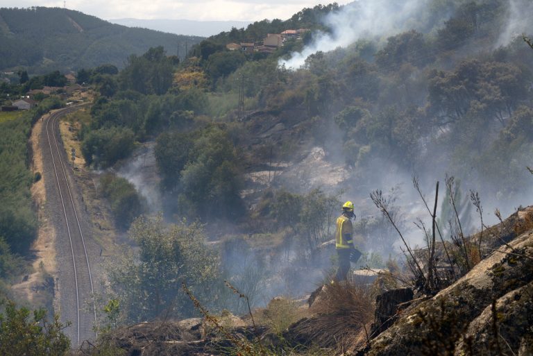El tren que provocó incendios en Ourense era de mercancías y Adif defiende que el fuego «fue ajeno a la infraestructura»