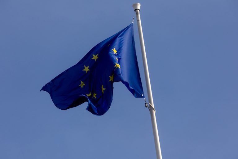Los europeos tendrán a un ‘clic’ en el móvil su DNI, permiso de conducir o título universitario en 2027