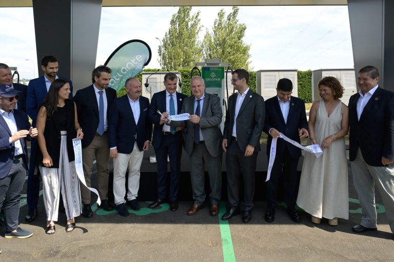 Hereu reivindica el futuro del coche eléctrico en la inauguración de una nueva estación de carga en la AP-9 en A Coruña