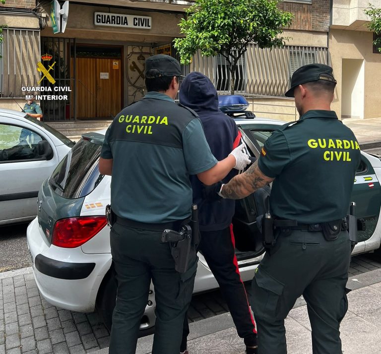 Detenido in fraganti un joven de 25 años con la caja registradora que acababa de robar en un bar de O Porriño