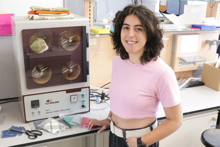 La UDC estudia la liberación de microfibras en los textiles para reducir su impacto ambiental