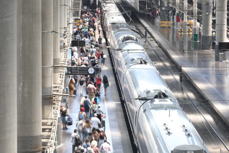 Renfe permitirá viajar con perros de hasta 40 kilos en todos sus trenes