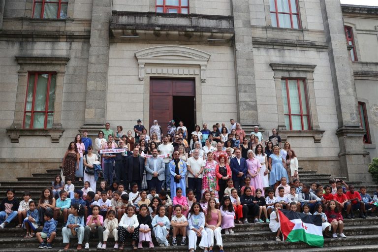 El Parlamento gallego da la bienvenida a los menores saharauis que pasarán su verano en Galicia
