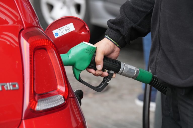 Una gasolinera en Ferrol y dos en Santiago, las más baratas en la AP-9 en periodo vacacional