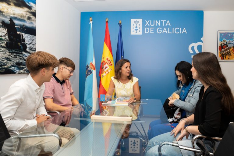 Xunta recibe a los estudiantes detrás del proyecto ‘Eskalium’, que busca reutilizar escamas de peces en la construcción