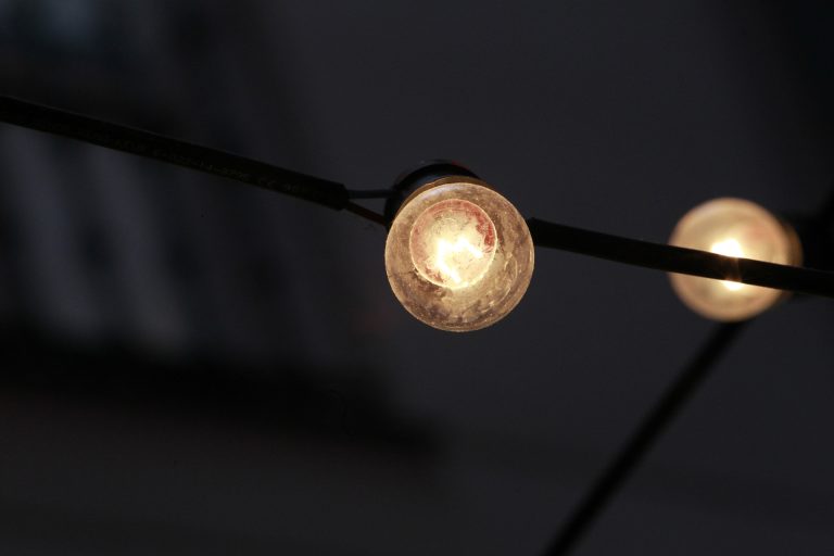 Unos 800 usuarios se quedan sin luz temporalmente en Santiago y Ames por dos incidencias ya restablecidas