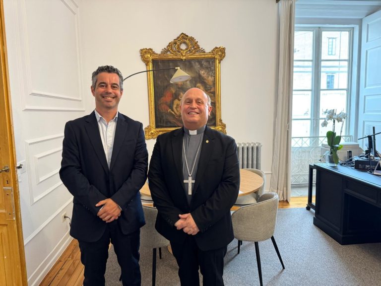 El comisario del Xacobeo 2027 y el arzobispo de Santiago se reúnen para abordar la colaboración del Año Santo