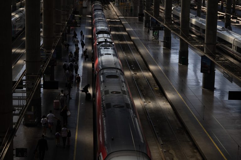 Renfe incorpora el servicio de viaje de menores sin acompañante en Santiago