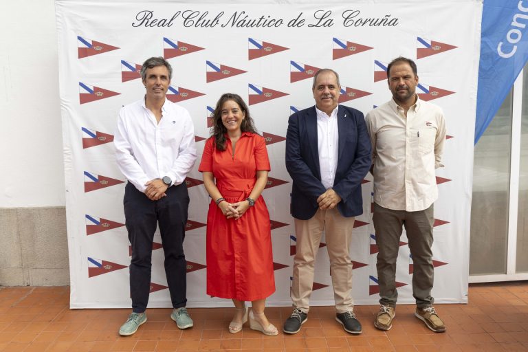 La alcaldesa de A Coruña reivindica el potencial de la ciudad como referente en los deportes náuticos