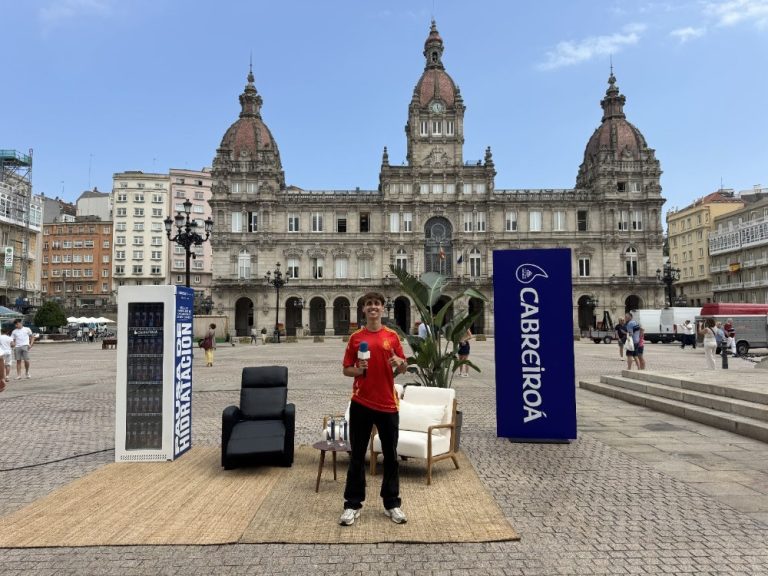 Cabreiroá celebra el Mundial de España con una ‘pausa de hidratación’ con masaje y agua en A Coruña