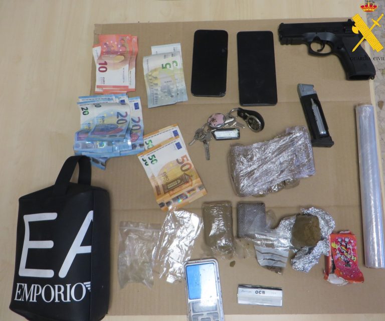 Detenido un vecino de Outeiro de Rei cuando conducía un ciclomotor sin tener el carné y portando 800g de hachís