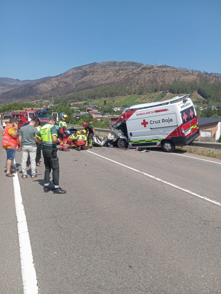 Sucesos.- Heridas de gravedad dos personas tras una colisión frontal entre una ambulancia y un coche en A Rúa (Ourense)