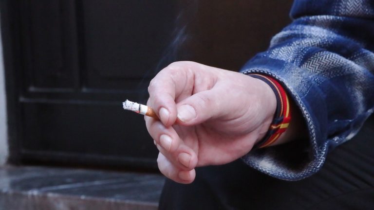 La ley del tabaco prohibirá fumar en playas, terrazas y a menores