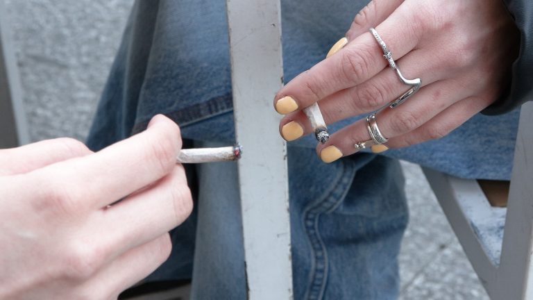 Sanidade ve «adecuado» el proyecto de reforma de la Ley del Tabaco pero acusa al Gobierno de «copiar» medidas de Galicia