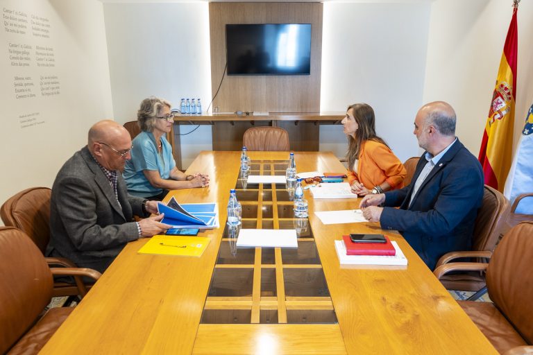 Los grupos inician el diálogo del Pacto pola Lingua con la ausencia del BNG, que insiste en un cara a cara con Rueda