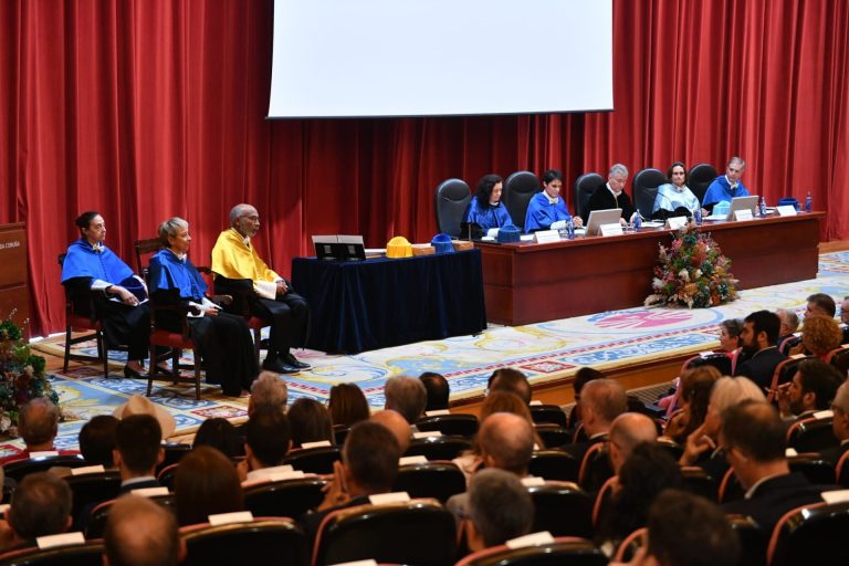 La investigadora gallega Marisol Soengas y el profesor del MIT Emery Brown, investidos doctores honoris causa por la UDC