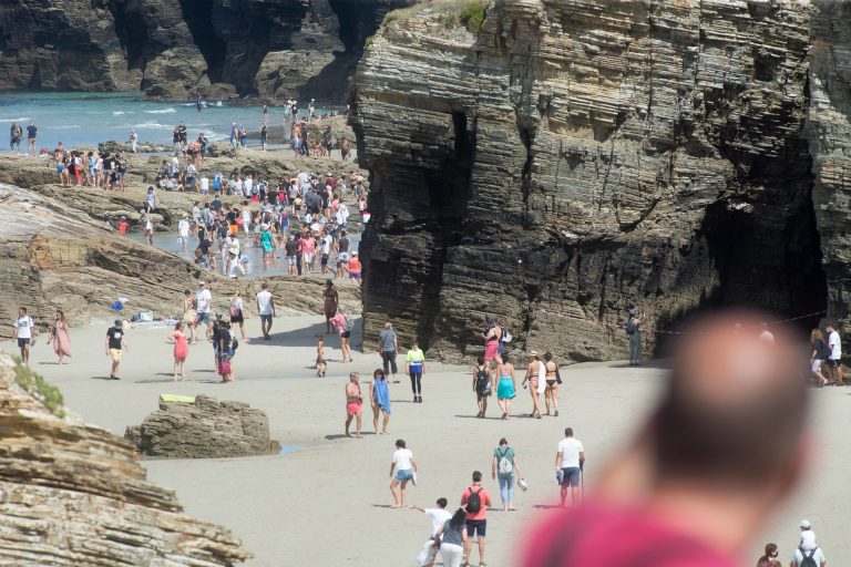 La Xunta decidió regular la entrada a la Praia das Catedrais al sumarse la «alta afluencia» de gente con la fuerte marea