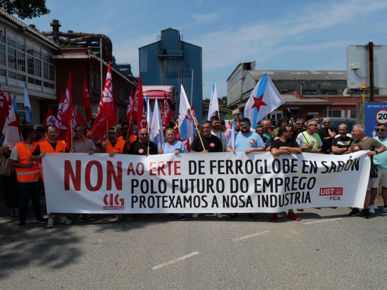Trabajadores de Ferroglobe protestan en Arteixo contra el ERTE que afectará a 113 empleados durante año y medio