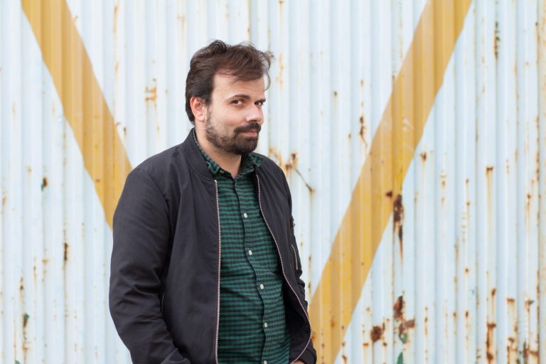 Alberto Ramos vuelve a ganar el Premio Abrente de textos teatrales con la obra ‘Por unanimidade’